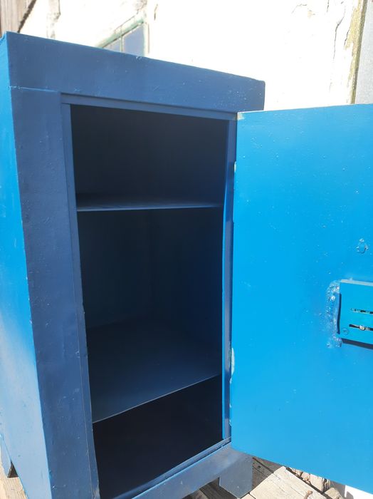 Продаётся сейф металлический.