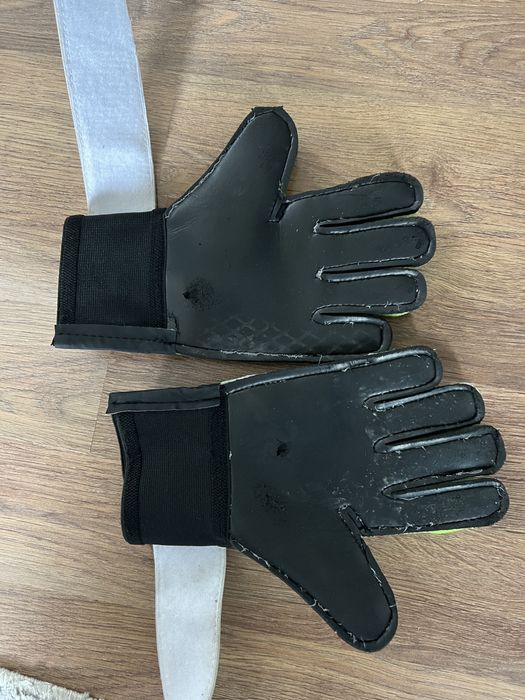 Вратарские перчатки