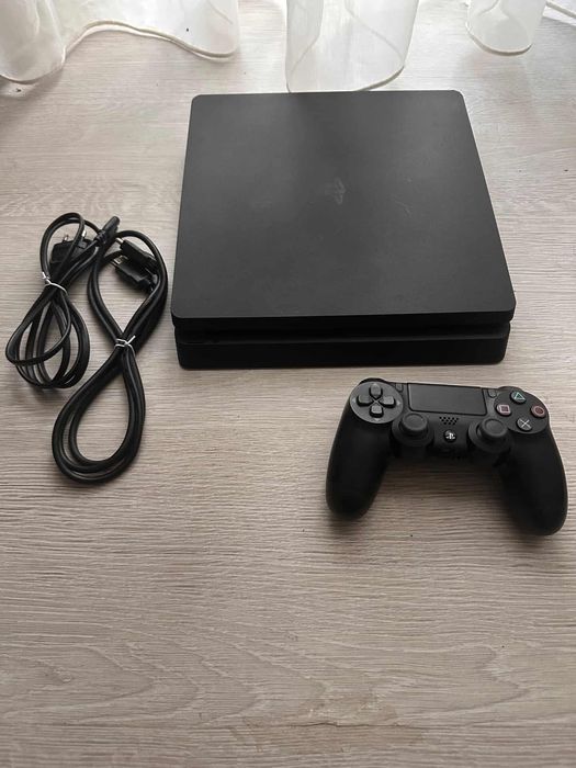 Playstation 4 Slim  1 Т отлично състояние