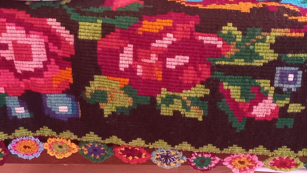 Vand cuvertura pat veche,tesuta manual,lana cu model floral