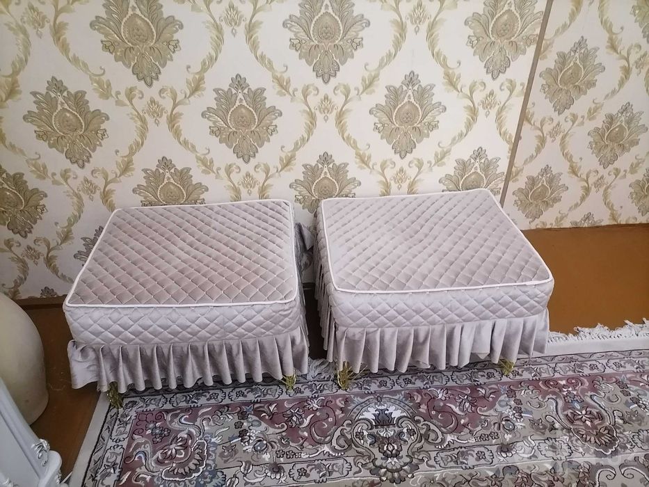 Диван, уголок и табуретки