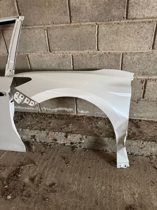 продам двери и крыло камри 80