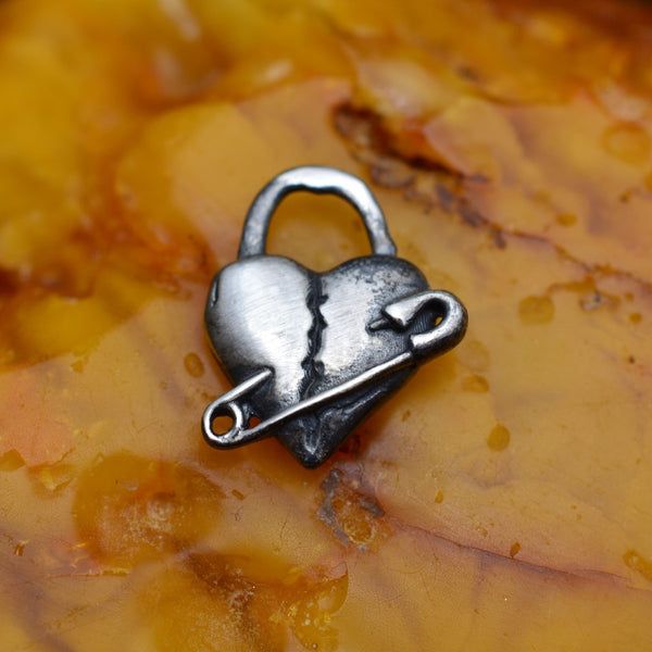 Сребърен медальон 925 „Разбито сърце“ – талисман на изцелението