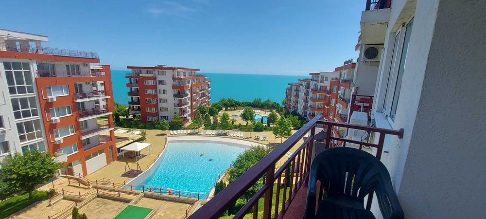 Обзаведен тристаен апартамент с гледка море, Първа линия