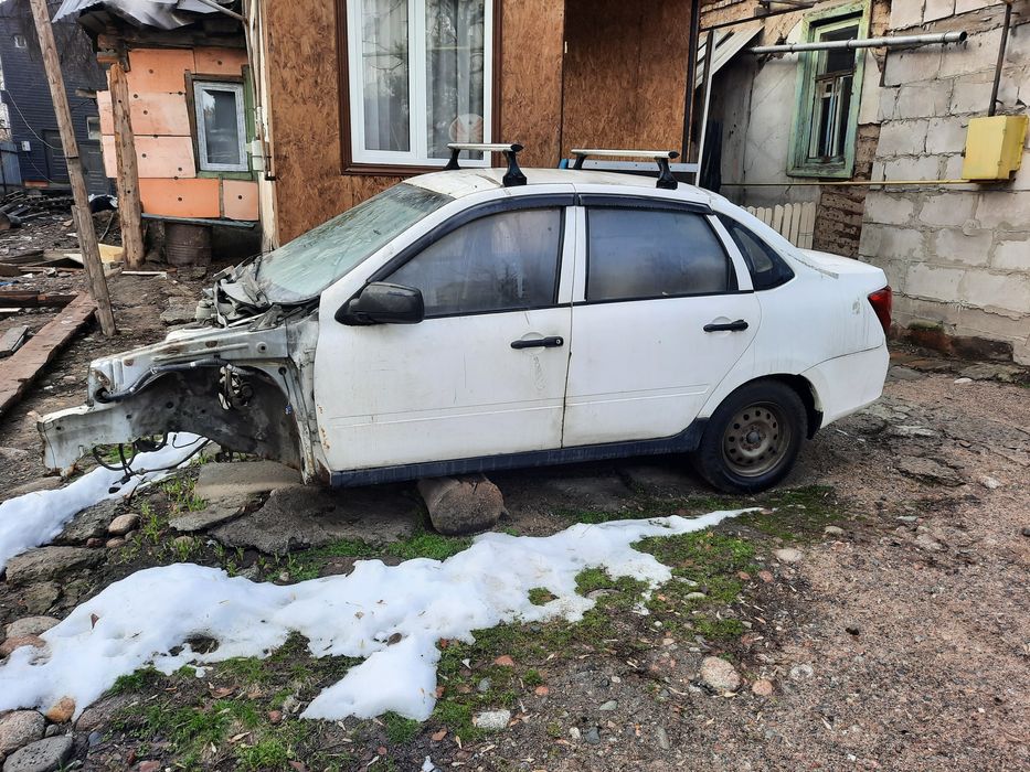 Продам   автомобиль Лада Гранта  2013г. В аварийном состоянии.