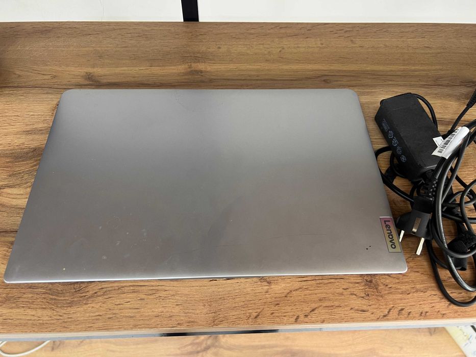 Ноутбук Lenovo серого цвета