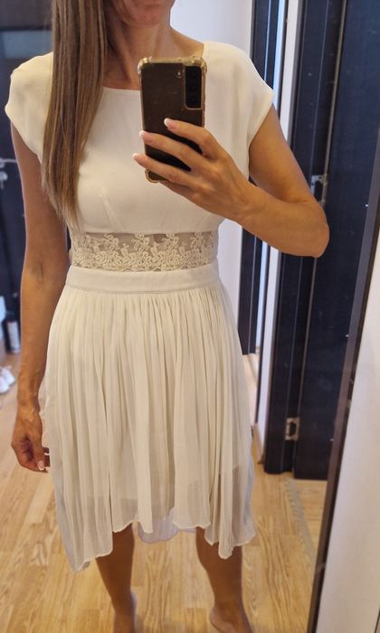 Rochie alba vaporoasa