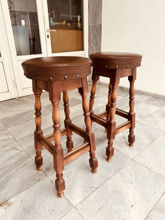 Бар столове от масивно дърво – 2 бр., класически пъб стил