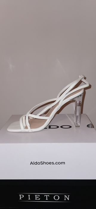 Sandale cu toc transparent