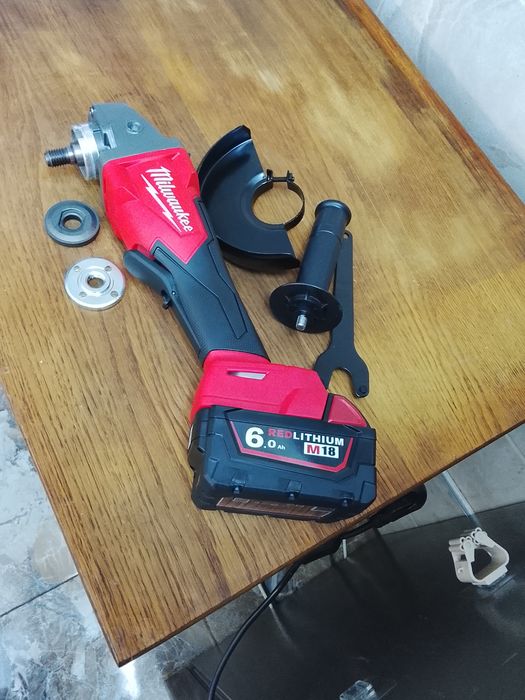 Flex Milwaukee cu variator de viteza și o baterie de 6A