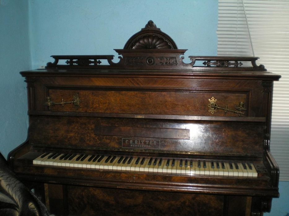 Продам пианино антиквариат