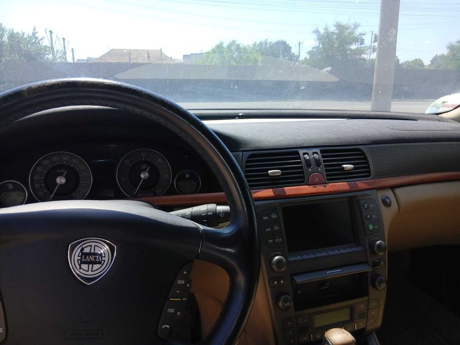 Vand Lancia Teshis,an 2001 .Interiorul e păstrat foarte bine. Încă miroase a nou . E o mașină de colecție cu aprox 40000 km