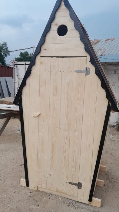 Туалет улчние деревянный  дом и дача