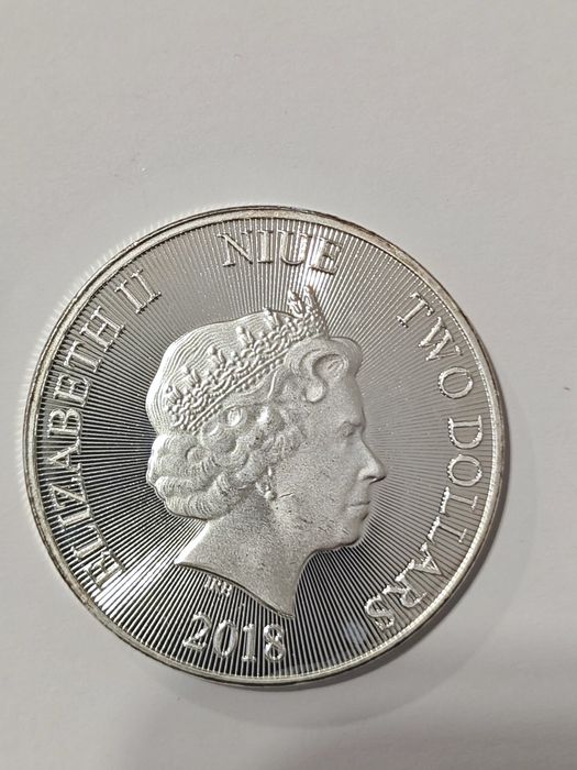 Сребърни монети и сребърен юбилен герб Елизабет 2