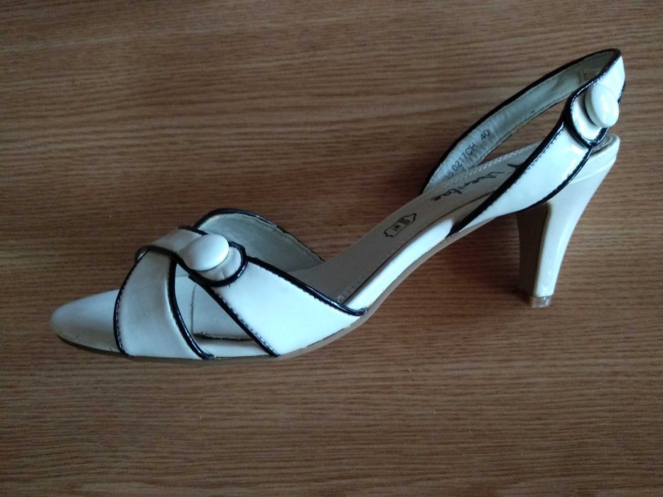Sandale noi, mărimea 40