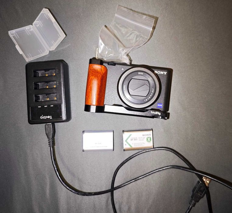 Фотоапарат за влогинг Sony ZV-1 с L грип/бракет SmalRig и екстри