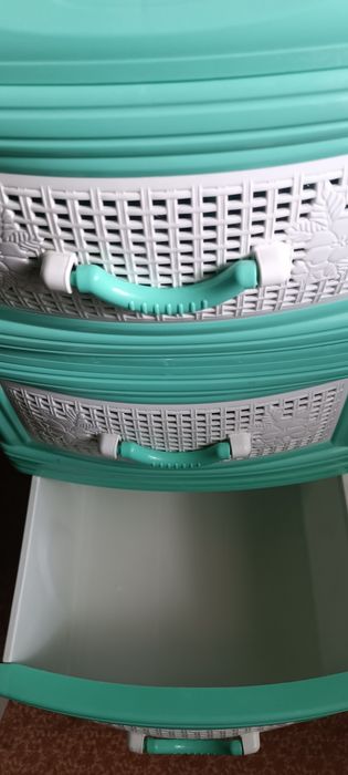Комод пластиковый, второй из дерева