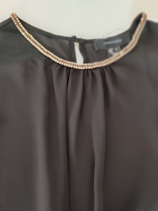 Ризка с камъчета около деколтето.