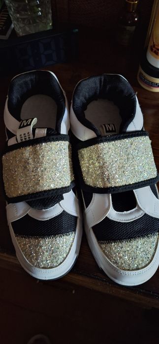 Продам женские кроссовки