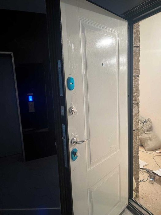 Продам железную дверь