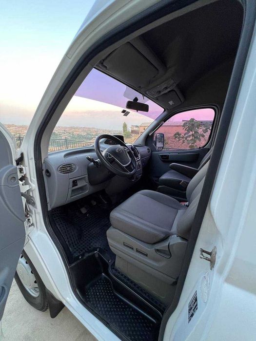 Микроавтобуси . .