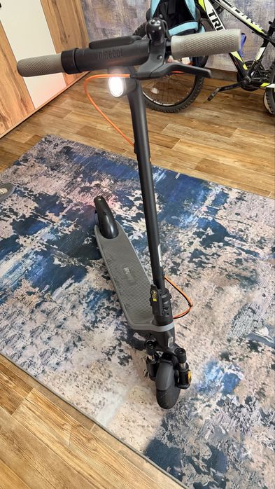 Продам электросамокат Ninebot KickScooter E2 Plus