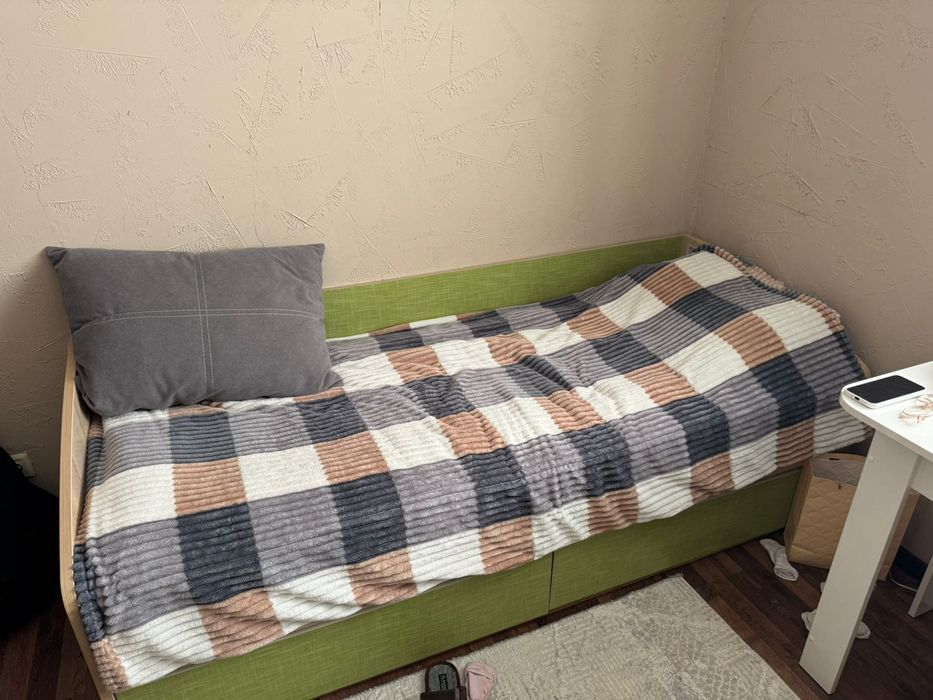 Продам диван.  Кровать.