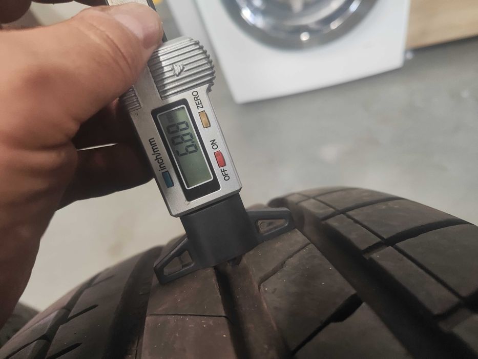 2бр.летни гуми 235/40/19 Kumho