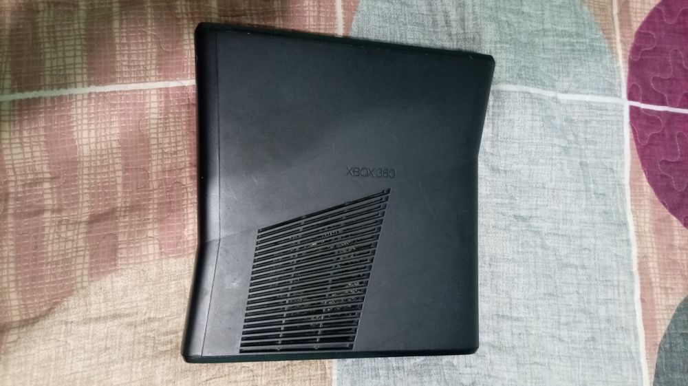 Xbox 360 in stare foarte bună, ne folosit din ianuarie anul 2025, 7 jocuri incluse două controlăre perfec funcționale