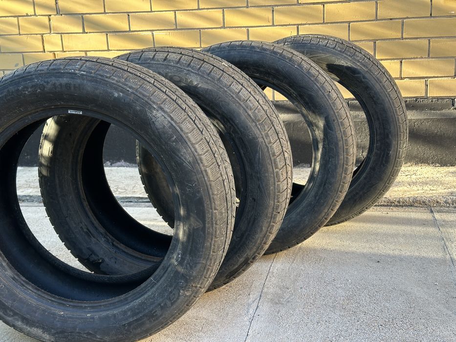 Продам комплект шин Triangle Размер: 235/50 R20