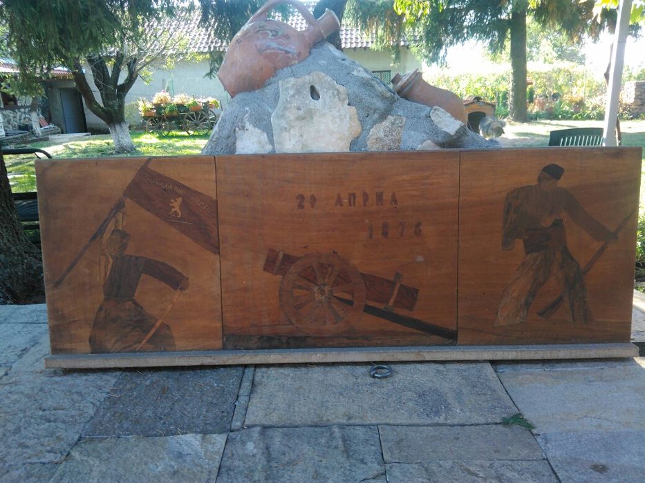 Продавам антикварна картина платно с дьрво с Революционни мотиви