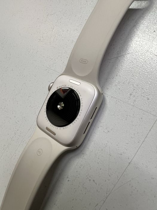 Apple Watch SE 2022, 40 mm Starlight Aluminium Case