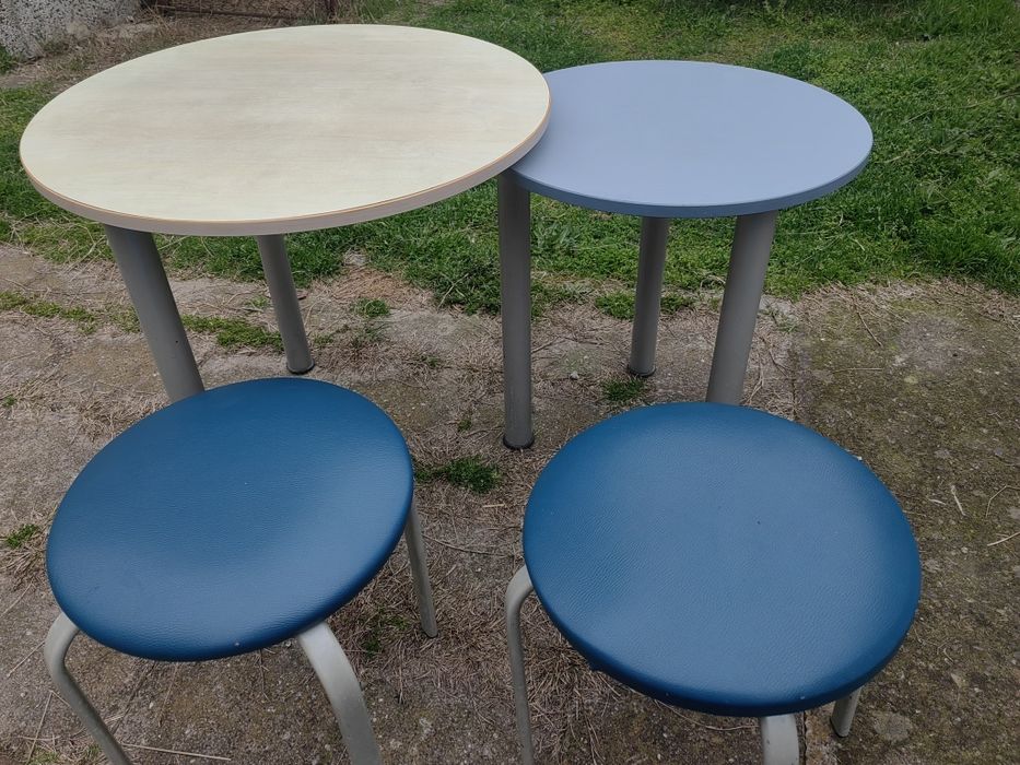 Уникална бутикова маса 2 в 1 със две табуретки