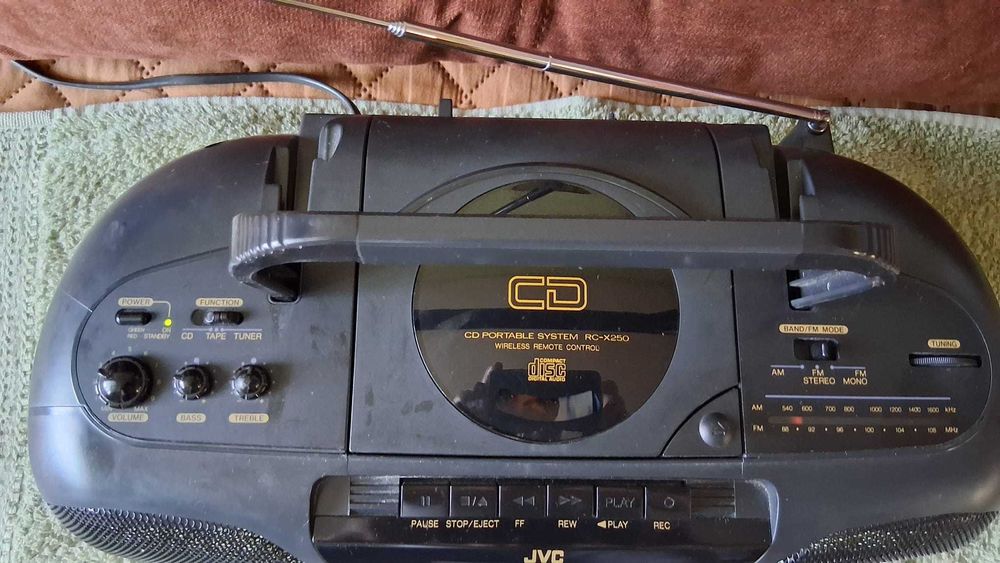 Radiocasetofon cu CD JVC