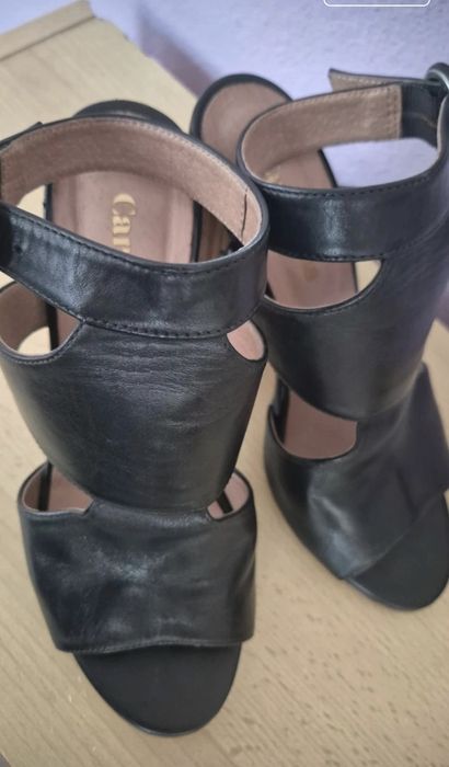 Vand papuci cu toc din piele