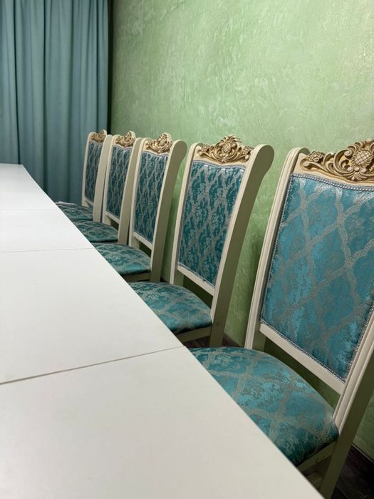 Стол стулья.