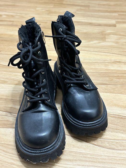 Продается женская обувь.