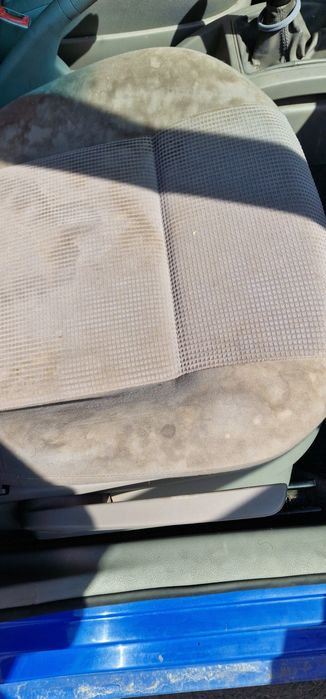 Curat și igienizez tapițerii auto