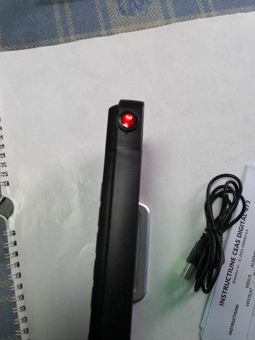 Ceas digital de birou cu proiectie pe tavan