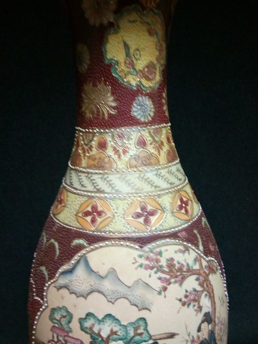 Eleganta vaza de dimensiuni impozante chinezeasca pictata integral manual ,scena specifica stilului ,stare foarte bună,h 65 cm