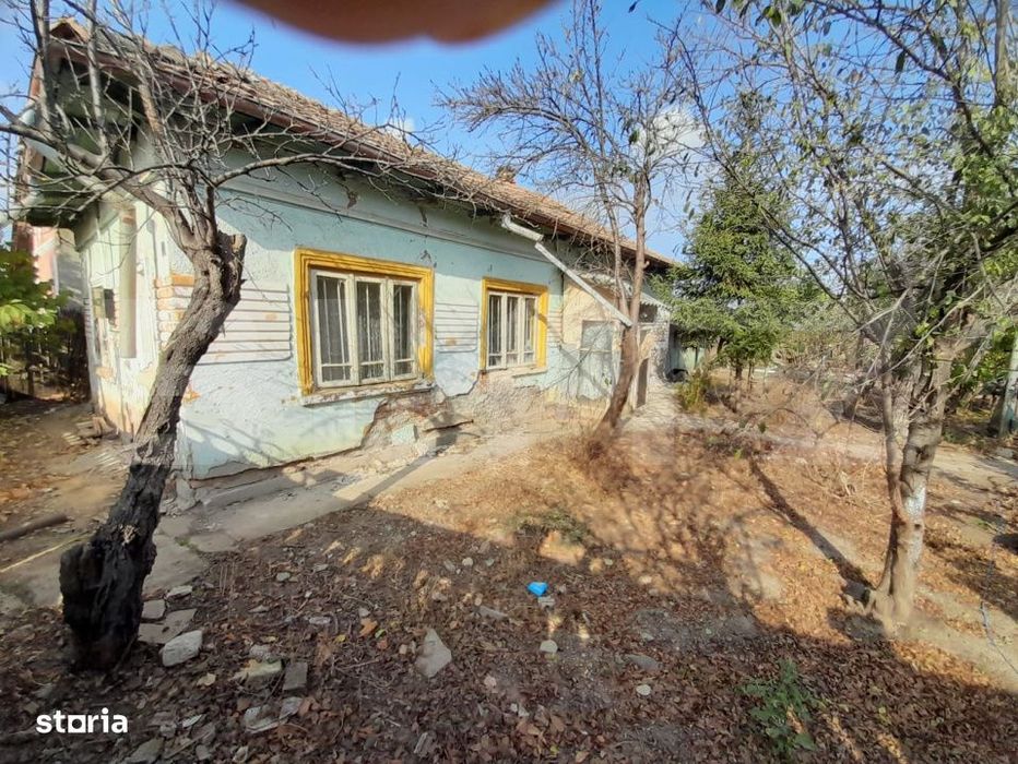 Teren 1160 mp + casa batraneasca, zona Cosoveni