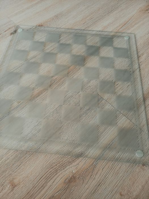 Продам шахматы в виде рюмок