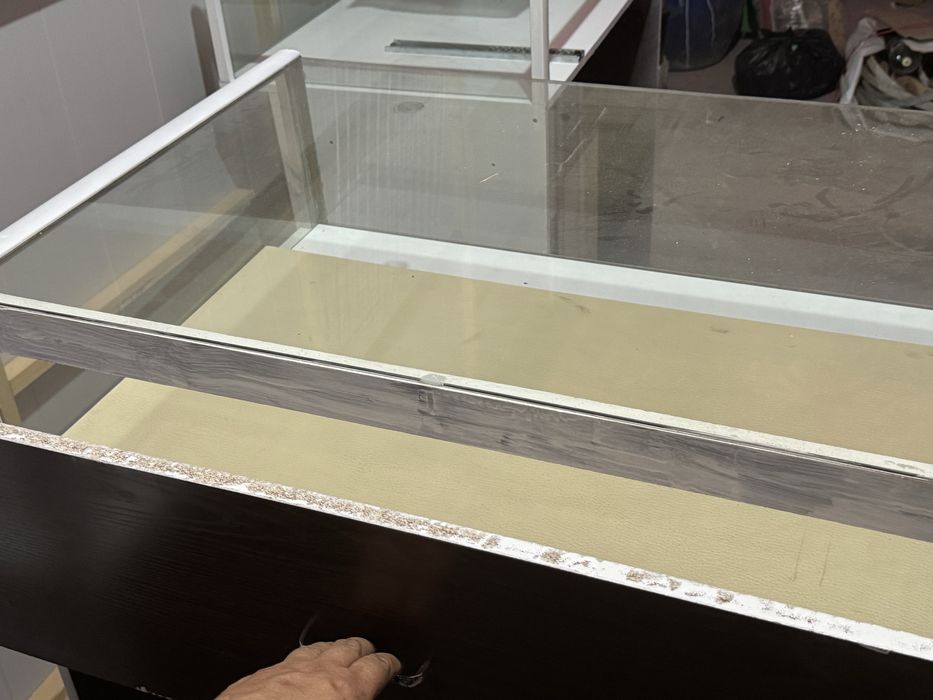 Vitrina Sotiladi srochna 4 dona bor