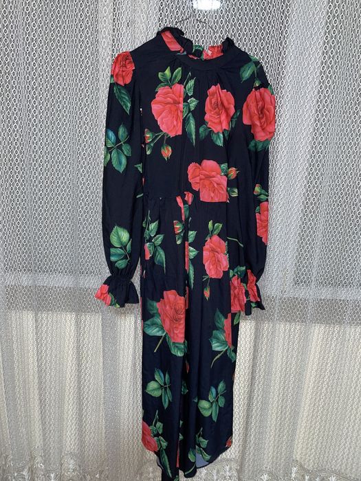 Rochie neagră cu trandafiri M-L