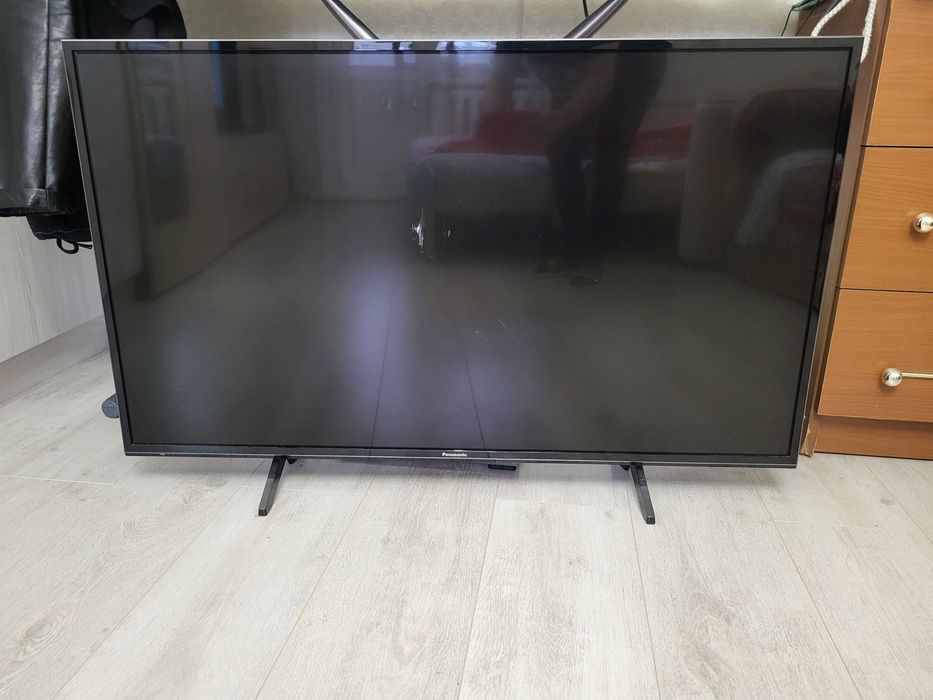 Продам срочно  тв смарт панасоник 2019 на запчасти, полосы вдоль и поп