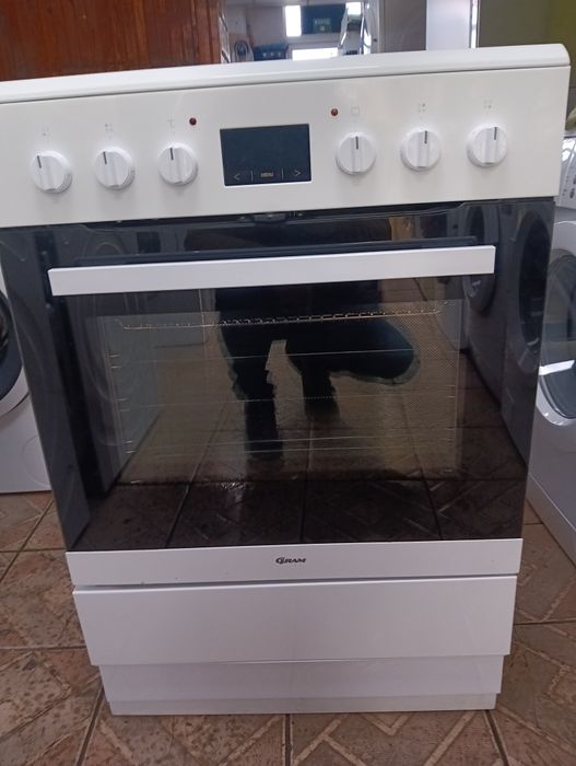 Като нова свободно стояща печка с керамичен плот Gram 2години гаранция