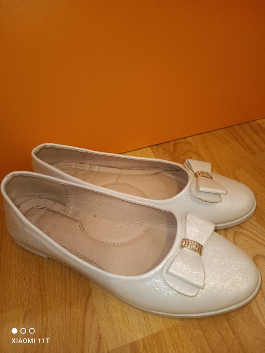 Дамски бели запазени обувки - балеринки 39 номер.