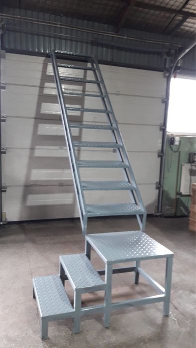 Scara metalica industriala cu platforma reglabila