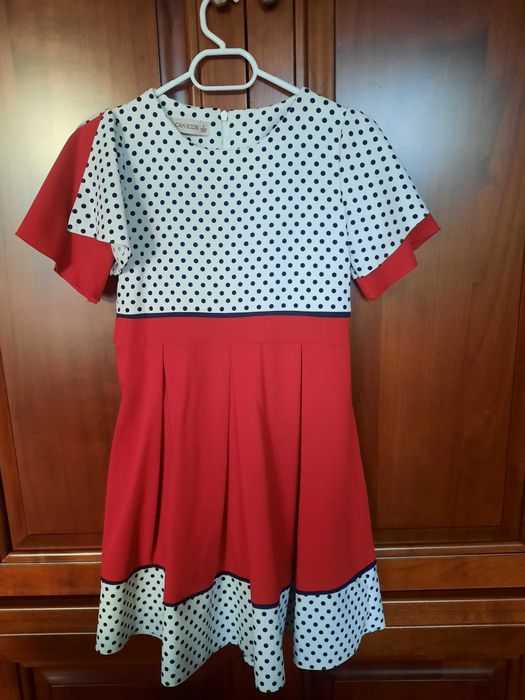 Vand rochita potrivita pt 6-8ani