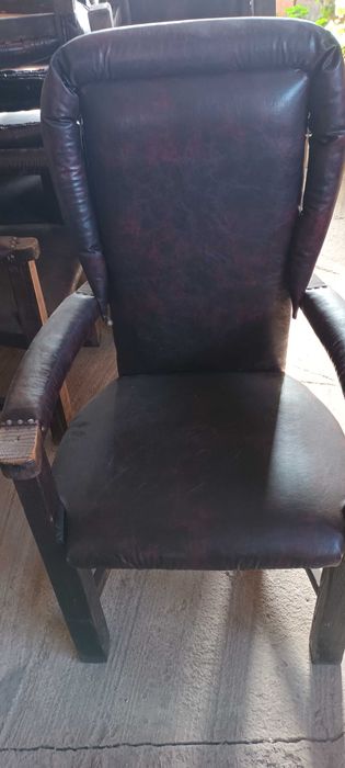 маси и столове дърво и кожа